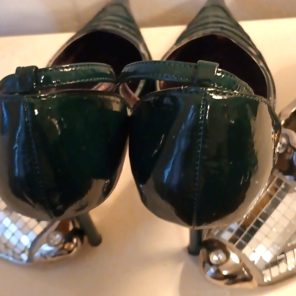 Pierre Dumas, Hunter Green, Size 8, Pointed-Toe, 3 1/2 inch Stiletto. - Picture 4 of 5